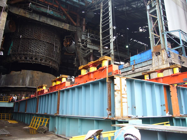 同步液压千斤顶用于钢厂高炉安装